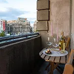 アパート Square Haven B W Balcony