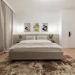 Apartmán Square Haven B W Balcony *