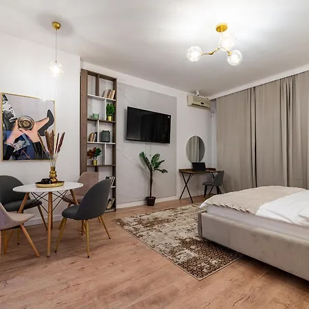 Square Haven A W. Balcony Apartment *