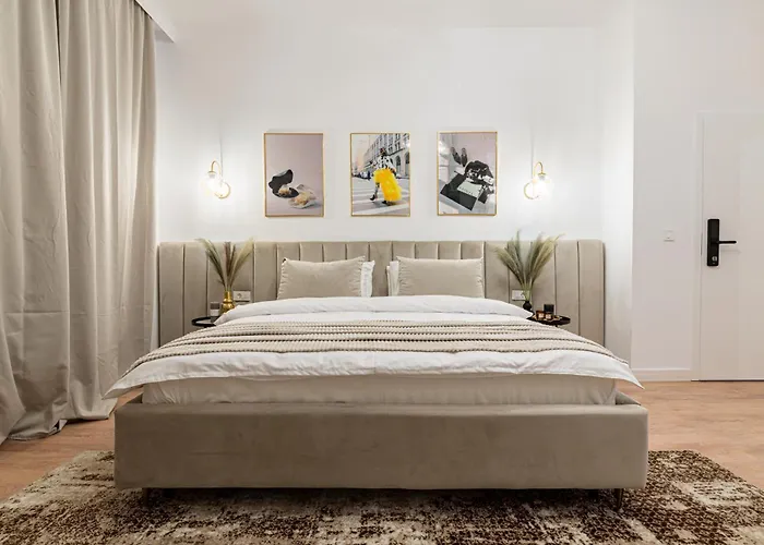 Square Haven A W. Balcony Апартаменти