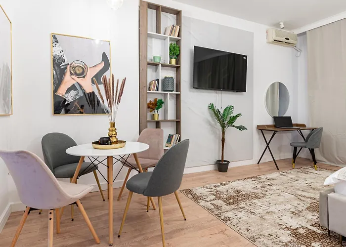 Square Haven A W. Balcony Бухарест